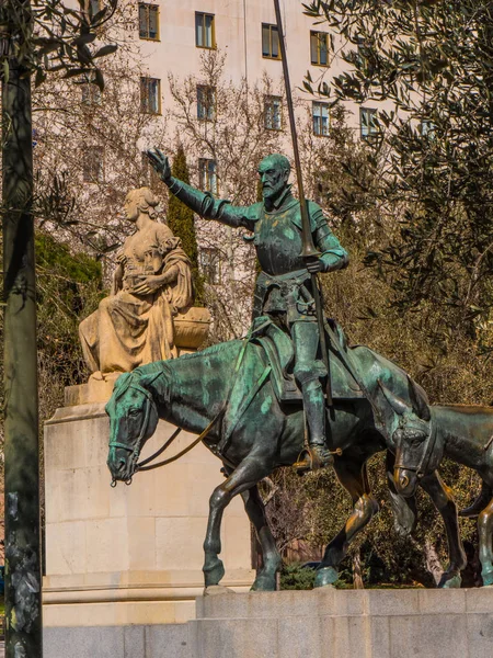 Monumento a Cervantes con la statua di Don Quijoite in Plaza De Espanya a Madrid — Foto Stock