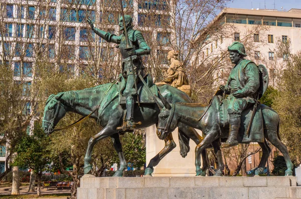 Monumento a Cervantes con la statua di Don Quijoite in Plaza De Espanya a Madrid — Foto Stock