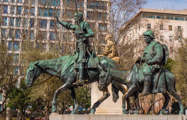 Monumento a Cervantes con la statua di Don Quijoite in Plaza De Espanya a Madrid — Foto Stock