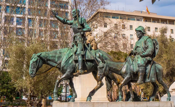 Monumento a Cervantes con la statua di Don Quijoite in Plaza De Espanya a Madrid — Foto Stock