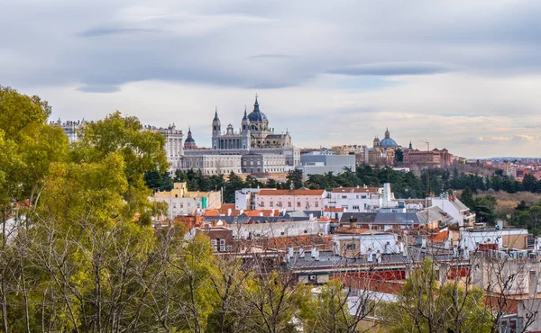 Beuatiful park Madrid Debod Tapınağı'nda
