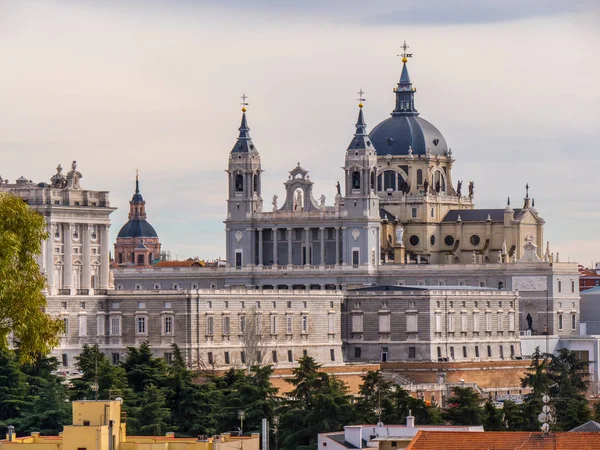 Kraliyet Sarayı Madrid - ünlü Palacio Real üzerinden uzak görünüm