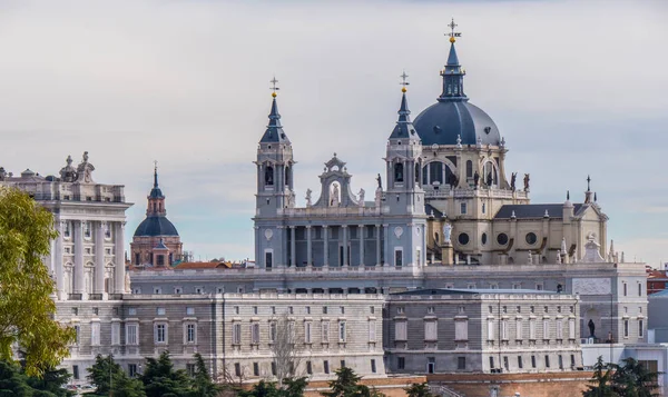 Vista lejana del Palacio Real de Madrid - el famoso Palacio Real —  Fotos de Stock