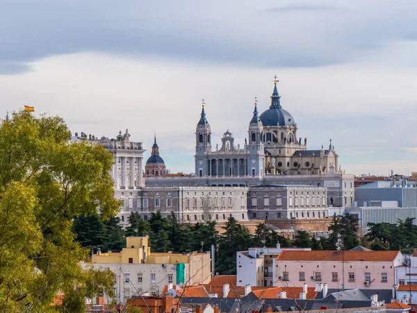 Distant view over Royal Palace in Madrid - the famous Palacio Real — Stock Photo, Image