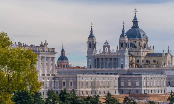 Vista lejana del Palacio Real de Madrid - el famoso Palacio Real —  Fotos de Stock