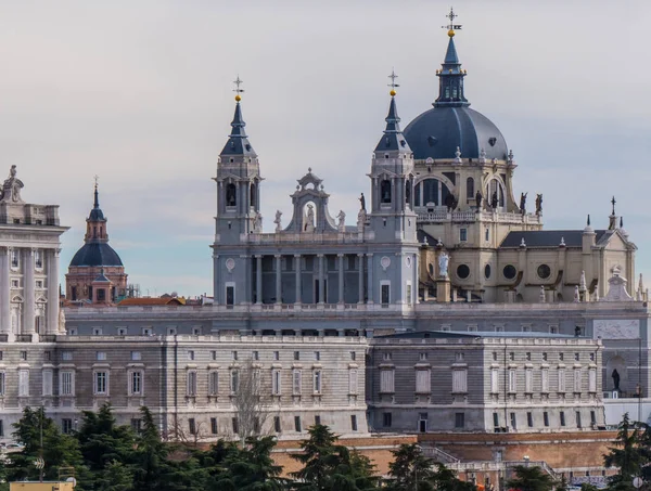 Vista lejana del Palacio Real de Madrid - el famoso Palacio Real —  Fotos de Stock