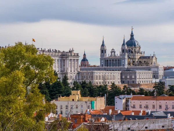 Distant view over Royal Palace in Madrid - the famous Palacio Real — Stock Photo, Image