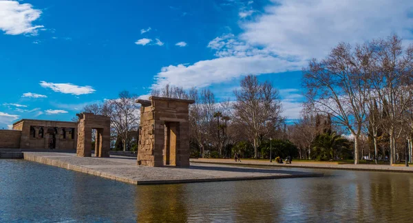 Maravilloso parque con templo Debod en Madrid llamado Templo de Debod —  Fotos de Stock