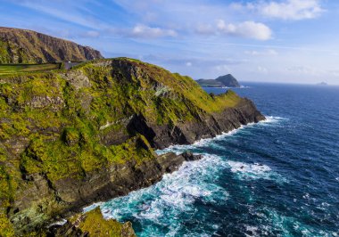 İrlanda - Kerry gün batımı görünümü şaşırtıcı kayalıklarla