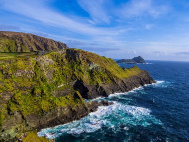 İrlanda - Kerry gün batımı görünümü şaşırtıcı kayalıklarla