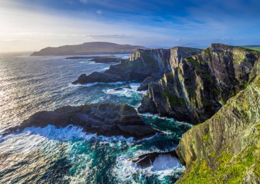 İrlanda - Kerry gün batımı görünümü şaşırtıcı kayalıklarla