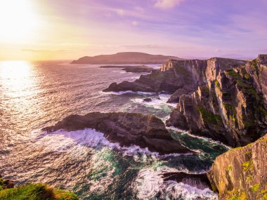 İrlanda - Kerry gün batımı görünümü şaşırtıcı kayalıklarla