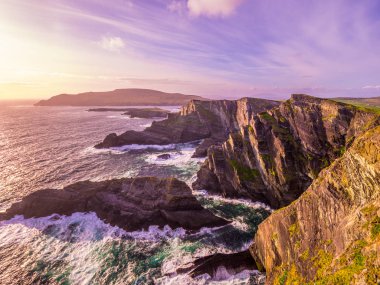 İrlanda - Kerry gün batımı görünümü şaşırtıcı kayalıklarla