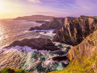 İrlanda - Kerry gün batımı görünümü şaşırtıcı kayalıklarla