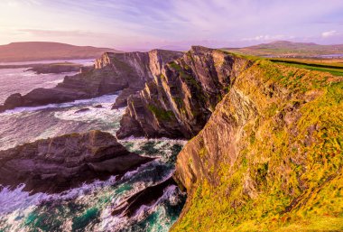 İrlanda - Kerry gün batımı görünümü şaşırtıcı kayalıklarla