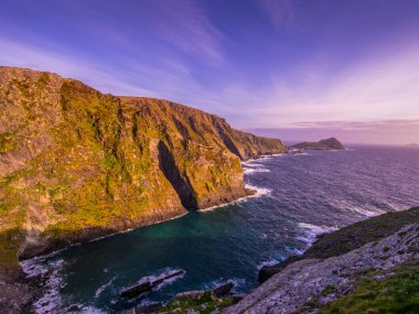 İrlanda - Kerry gün batımı görünümü şaşırtıcı kayalıklarla