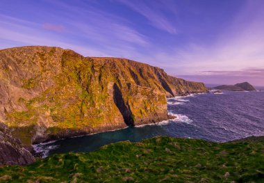 İrlanda - Kerry gün batımı görünümü şaşırtıcı kayalıklarla