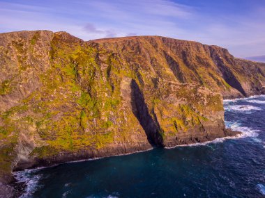 İrlanda - Kerry gün batımı görünümü şaşırtıcı kayalıklarla