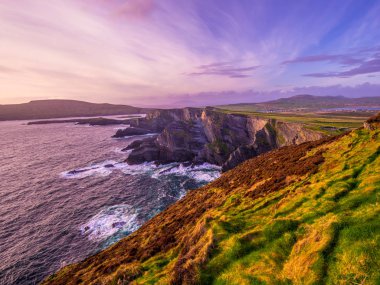 İrlanda - Kerry gün batımı görünümü şaşırtıcı kayalıklarla