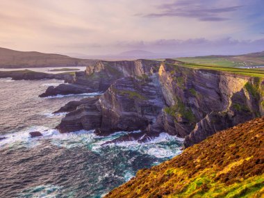 İrlanda - Kerry gün batımı görünümü şaşırtıcı kayalıklarla