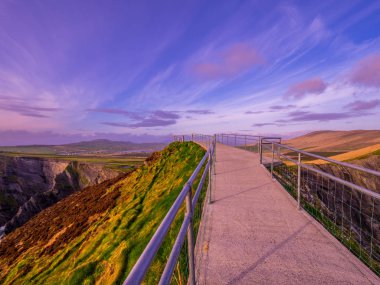 Büyük İrlanda Kerry kayalıklarla, yürür