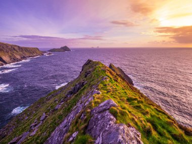 İrlanda Sahil şeridi batımında - Kerry kayalıklarla