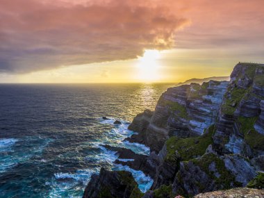 İrlanda - Kerry gün batımı görünümü şaşırtıcı kayalıklarla
