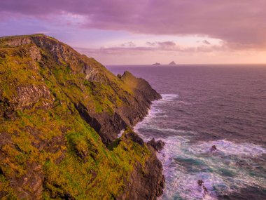 İrlanda - Kerry gün batımı görünümü şaşırtıcı kayalıklarla