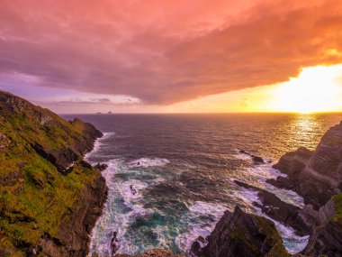 İrlanda - Kerry gün batımı görünümü şaşırtıcı kayalıklarla