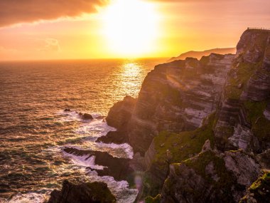 İrlanda - Kerry gün batımı görünümü şaşırtıcı kayalıklarla