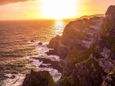 İrlanda - Kerry gün batımı görünümü şaşırtıcı kayalıklarla
