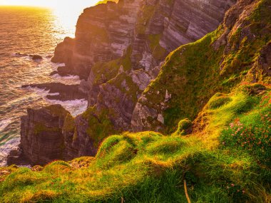 İrlanda - Kerry gün batımı görünümü şaşırtıcı kayalıklarla