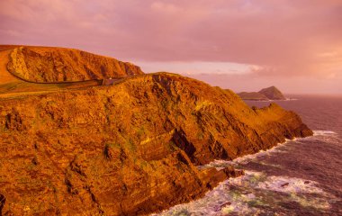 İrlanda - Kerry gün batımı görünümü şaşırtıcı kayalıklarla