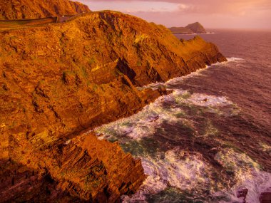 İrlanda - Kerry gün batımı görünümü şaşırtıcı kayalıklarla