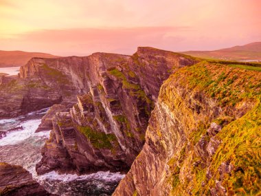 İrlanda - Kerry gün batımı görünümü şaşırtıcı kayalıklarla