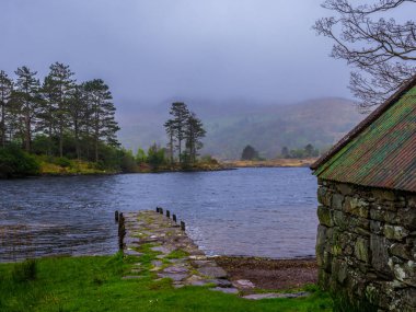 Tipik İrlandalı peyzaj ve Coventry Yarımadası'nda romantik göl