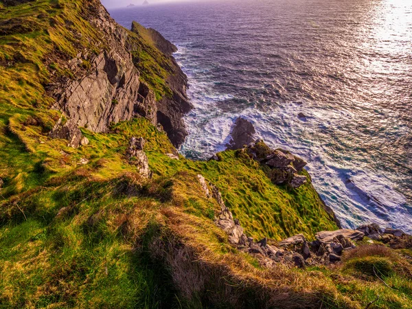 İrlanda - Kerry gün batımı görünümü şaşırtıcı kayalıklarla — Stok fotoğraf