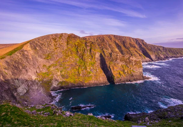 İrlanda - Kerry gün batımı görünümü şaşırtıcı kayalıklarla