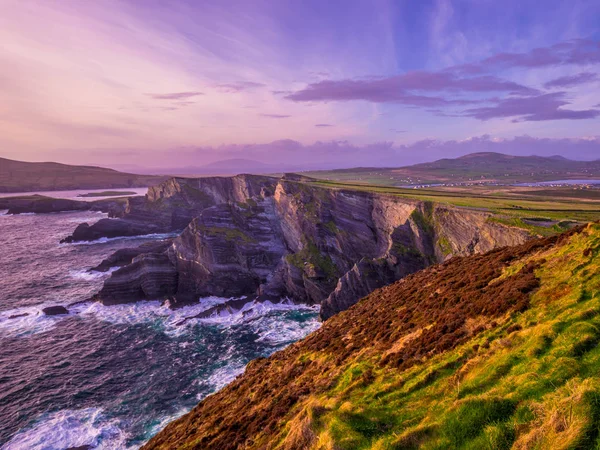 İrlanda - Kerry gün batımı görünümü şaşırtıcı kayalıklarla — Stok fotoğraf