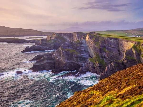 İrlanda - Kerry gün batımı görünümü şaşırtıcı kayalıklarla