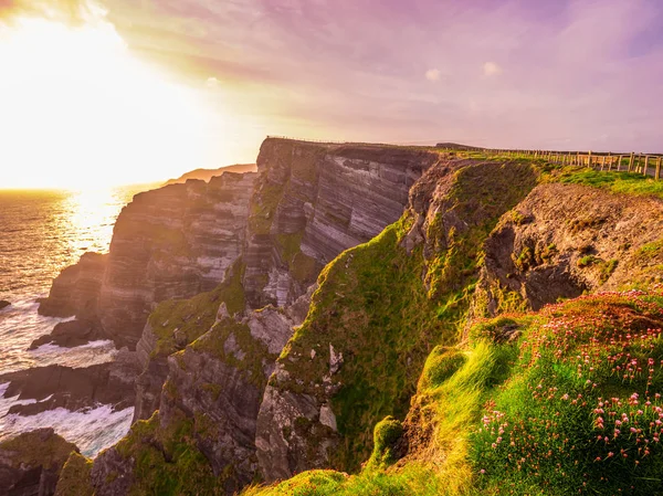 Die kerry cliffs in irland - atemberaubender blick auf den sonnenuntergang — Stockfoto