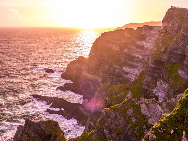 Les falaises Kerry en Irlande - vue imprenable sur le coucher du soleil — Photo