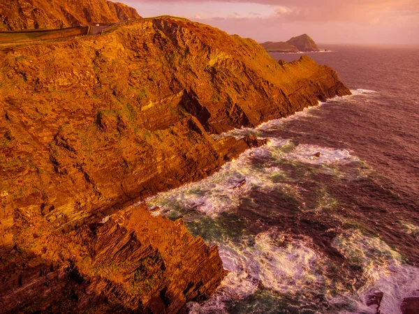 İrlanda - Kerry gün batımı görünümü şaşırtıcı kayalıklarla