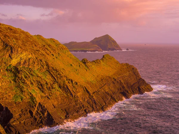 İrlanda - Kerry gün batımı görünümü şaşırtıcı kayalıklarla