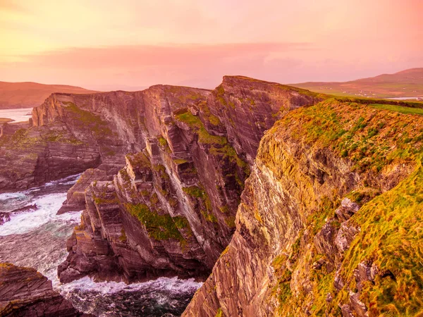 İrlanda - Kerry gün batımı görünümü şaşırtıcı kayalıklarla