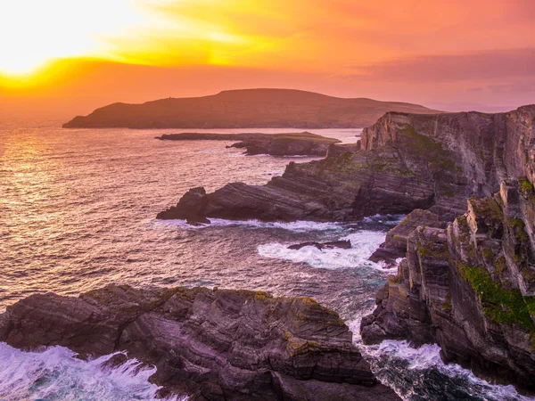 İrlanda - Kerry gün batımı görünümü şaşırtıcı kayalıklarla