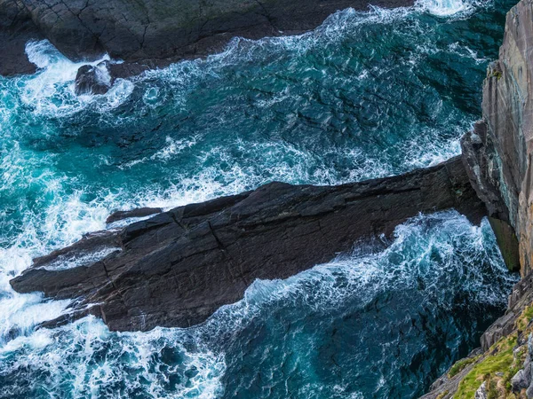 Yukarıdan vahşi okyanus su