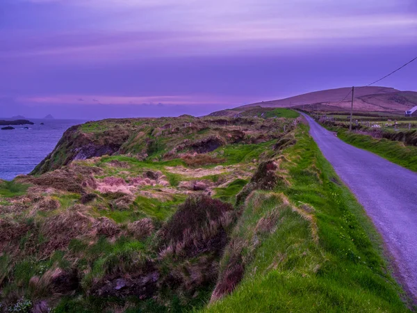 Akşam güneş battıktan sonra İrlandalı sahil