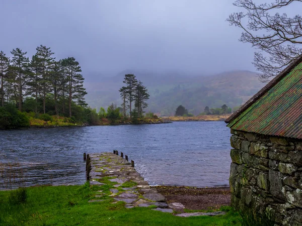 Tipik İrlandalı peyzaj ve Coventry Yarımadası'nda romantik göl