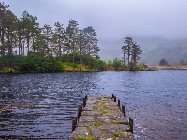 典型的なアイルランドの風景とベラ半島でロマンチックな湖 — ストック写真